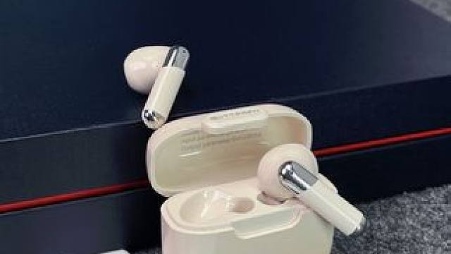 百元出头的耳机，可以和老外无障碍交流？ #翻译耳机 #ai耳机 #顶级翻译 #半入耳式耳机