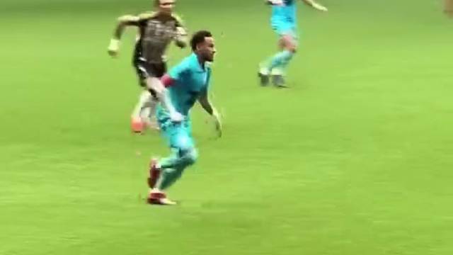 内马尔被恶意拉拽