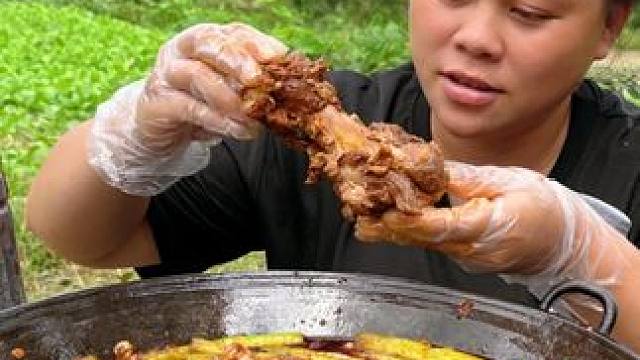 今天炖一锅又香又辣的大骨头啃过瘾 #美食 #农村生活 #美食分享