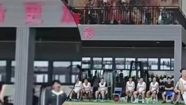 罗教练在哪（那）里——
在手舞足蹈+一片片鼓掌欢呼声外+一声声niubi的现场
#高陵篮球消防队