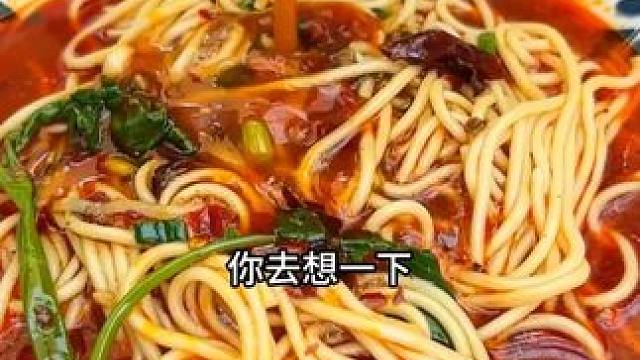 美女挑战小面对味道赞叹不已，向料就是这么好味道#美食推荐 #吃货 #小面调料