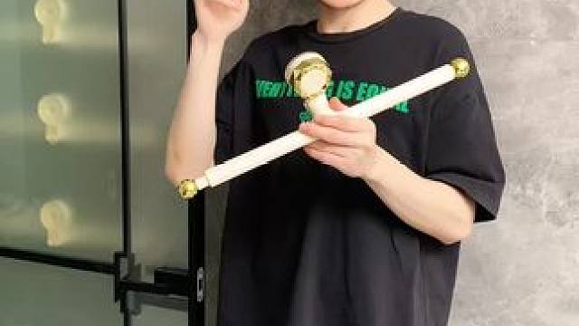 吸盘伸缩拖鞋架 不用打孔粘胶就能上墙固定的拖鞋架，可伸缩的设计，足够收纳全家人的拖鞋，不占地方，还能