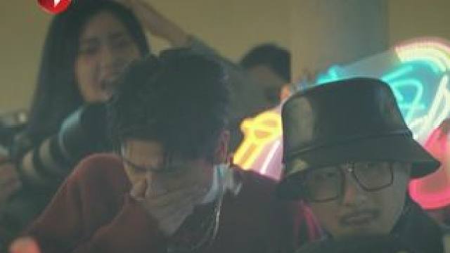 在这个循环日的第三次循环中，丁奇通过上一次的循环预知咖啡厅内会发生踩踏，在疏散人员时发现了之前怀疑对