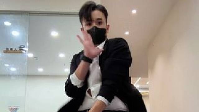 一想到我换了个职业还是在跳舞...我就莫名想笑。#张艺兴巡演日记 #张艺兴wouldyoubemin