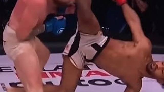 从下打上的扫踢，比兔子蹬鹰还猛，一脚踢断对手脖子！