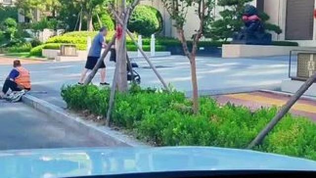 遛娃乐趣多~ #街头随拍 #记录生活 #路拍 #路人视角