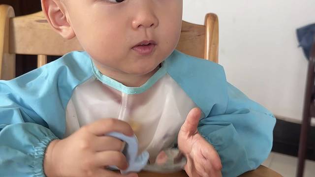 小宝宝自主干饭