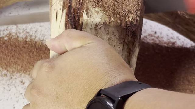 海南黄花梨开料中……