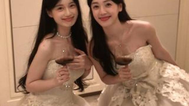 左边那个是不是偷亲了你一下