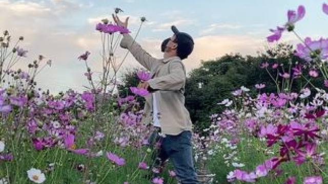 看到花花美景试试这样拍太美了吧！一招教你拍出大片感。#手机摄影 #拍摄技巧 #拍花技巧 #治愈系风景