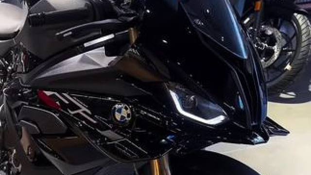 头盔隔绝路人语，两耳尽是自由风#热爱机车热爱生活 #s1000rr #爱机车爱生活 #机车