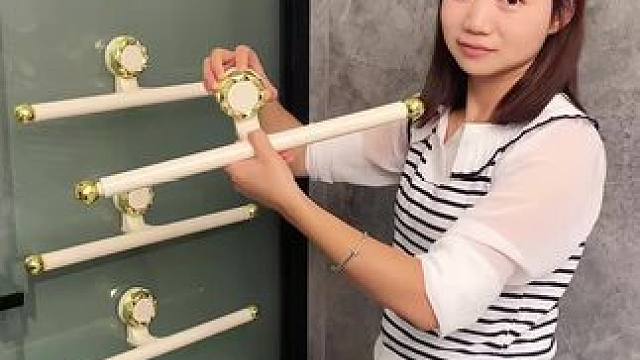 吸盘伸缩拖鞋架 不用打孔粘胶就能上墙固定的拖鞋架，可伸缩的设计，足够收纳全家人的拖鞋，不占地方，还能