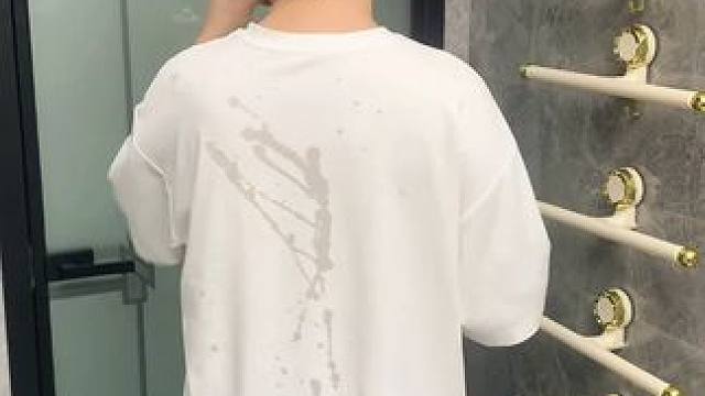 吸盘伸缩拖鞋架 不用打孔粘胶就能上墙固定的拖鞋架，可伸缩的设计，足够收纳全家人的拖鞋，不占地方，还能