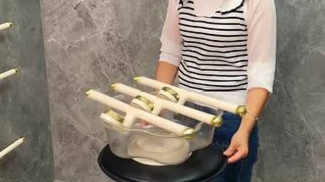 吸盘伸缩拖鞋架 不用打孔粘胶就能上墙固定的拖鞋架，可伸缩的设计，足够收纳全家人的拖鞋，不占地方，还能