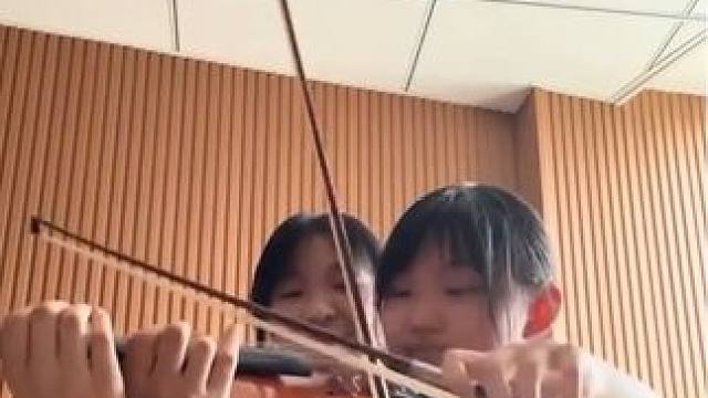 你见过“四手联拉”吗？两个女生同拉一把小提琴，网友：以为是来捣乱的，没想到是实力派！