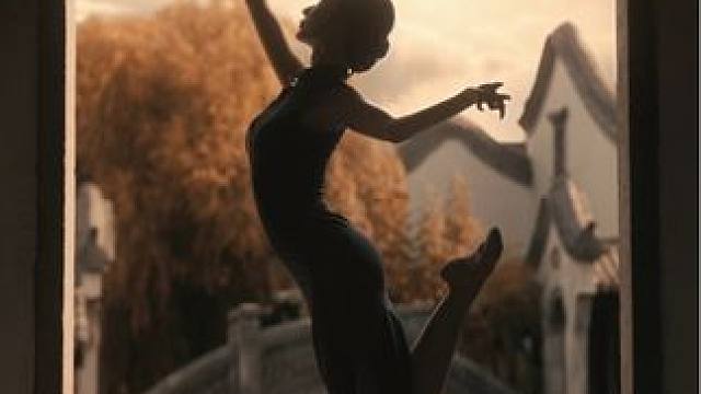 行己所爱 爱己所行。
#国风舞蹈 #旗袍舞蹈 #东方美学的尽头是新中式