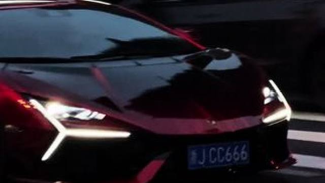 杭州万象城汽车街拍：国内唯一新款配色兰博基尼大牛，法拉利车主活该开812，副驾小姐姐气质很强