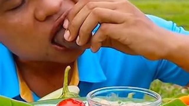 自己烤的牛肉肠配上糖蒜一起吃 #美食 #户外美食 #泰国美食 #内容启发搜索