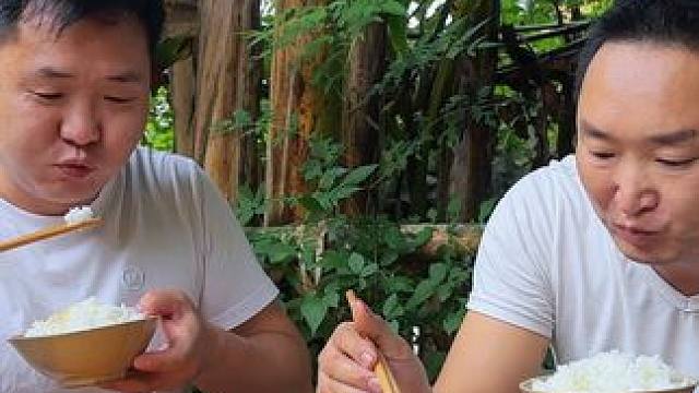 哥俩今天吃猪肚鸭，香辣下饭，干了两碗米饭！