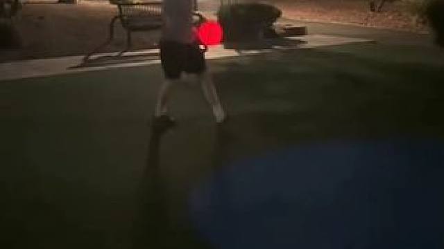 没有男生会拒绝这么酷的发光篮球吧