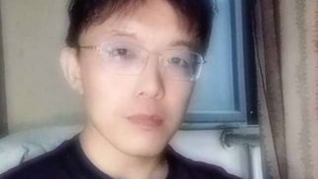 老鹤有头发，来跟大家打个招呼，顺便测试一下结构。（是灯光阴影，不是黑眼圈！）