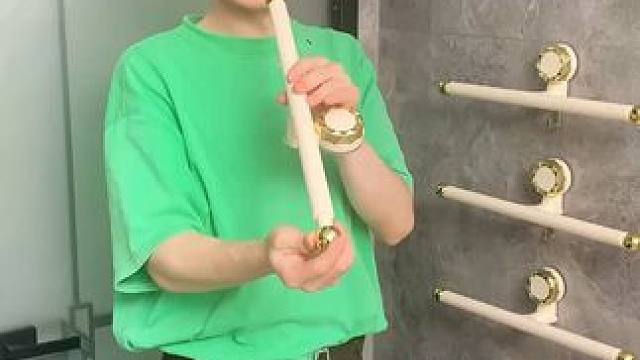 吸盘伸缩拖鞋架 不用打孔粘胶就能上墙固定的拖鞋架，可伸缩的设计，足够收纳全家人的拖鞋，不占地方，还能