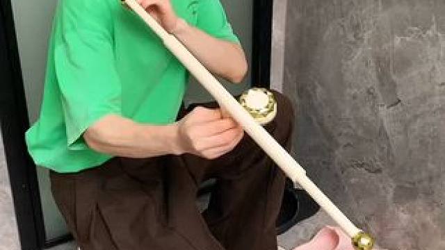 吸盘伸缩拖鞋架 不用打孔粘胶就能上墙固定的拖鞋架，可伸缩的设计，足够收纳全家人的拖鞋，不占地方，还能