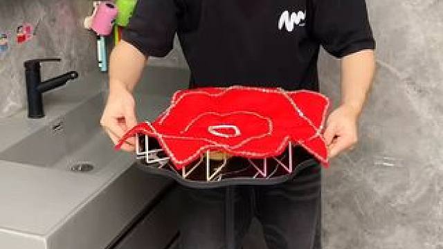 萌狗吸盘置物架 这款吸盘脸盆挂钩 真不错，免打孔上墙，全家的脸盆都能上墙收纳不占地方，大号脸盆也没问