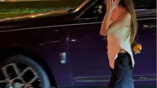 酒店门口，偶遇亲自从劳斯莱斯下车的上海顶级富婆，身材气质太好了吧，她浑身上下，唯一我能够的着的东西，