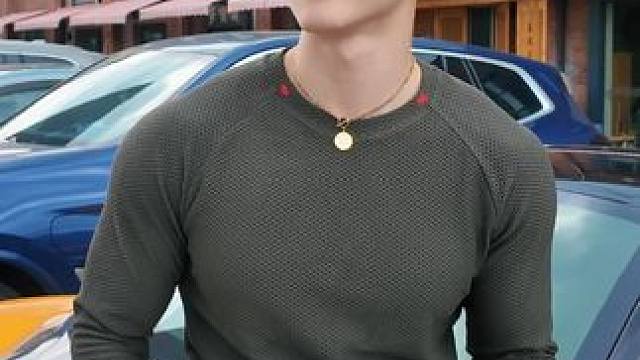 小小薄肌 穿啥都是帅