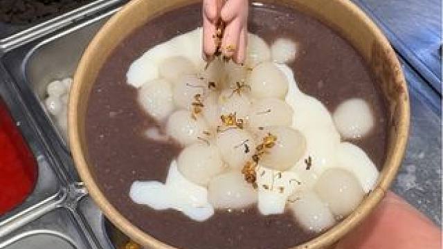 细腻的红豆沙加上纯牛奶现做的麻薯，香迷糊了#麻薯 #糯叽叽 #芋圆 #糖水