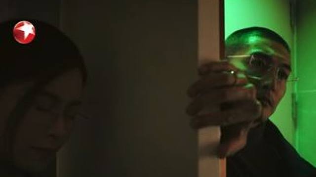 按照丁奇的建议，安岚离开实验室，她躲在门后，吓得连呼吸都快停滞……