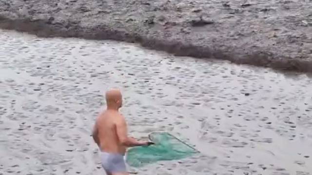 这不是赶海，这是被海赶。