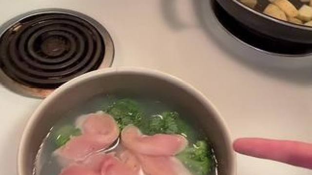 跟三亚一起回到美国啦。先吃上一顿再说