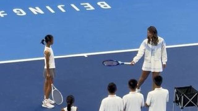 郑钦文中网之夜现场教学 郑钦文为小球员答疑解惑，现场教学！感受到了小球员的紧张和幸福