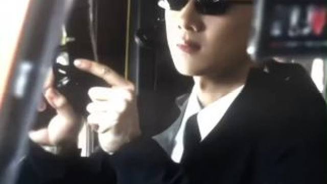 没有男生可以拒绝玩枪， 也不例外，剧中的道具枪就常被他玩到没电。