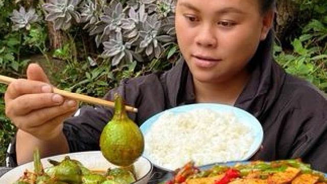 摘些小南瓜和辣椒，配着香干做个美味下饭菜