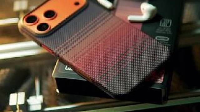 不挖孔，在芳纶纤维上就能使用相机键，也只有 才能想到把电容传感器嵌入壳体里了吧