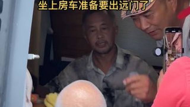 大师跑到江苏还有一群人跟着，准备出远门了 #沈巍 #我要上热门