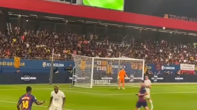 还真不是射门啊，这传球意识还挺高级的 一般人配合不了