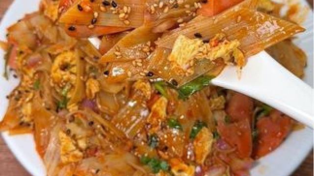 自己在家做的烤冷面，干净卫生，孩你说比买的好吃太多了烤冷面