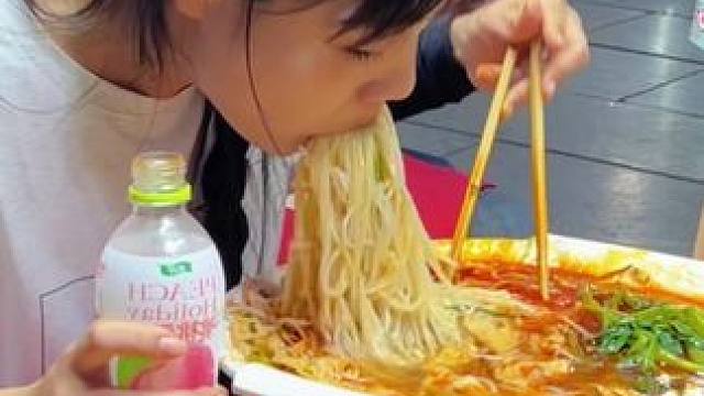 荔荔吃不饱轻松拿走500元现金~#螺蛳粉