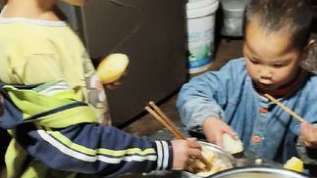 孩子们挺喜欢吃洋芋。#农村孩子