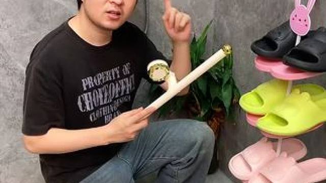 吸盘伸缩拖鞋架 不用打孔粘胶就能上墙固定的拖鞋架，可伸缩的设计，足够收纳全家人的拖鞋，不占地方，还能