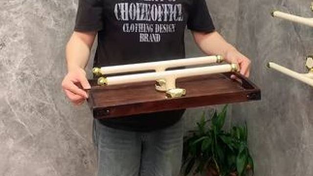 吸盘伸缩拖鞋架 不用打孔粘胶就能上墙固定的拖鞋架，可伸缩的设计，足够收纳全家人的拖鞋，不占地方，还能