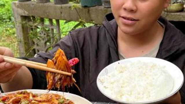 摘了些开花的洋荷，配着腊肉一起炒太好吃了