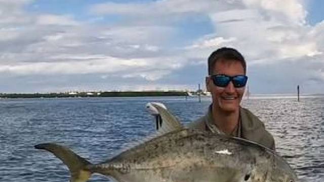 小伙海上钓鱼收获一条大GT #国外视频分享 #好大一条鱼 #钓鱼的乐