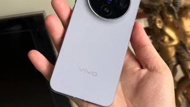 vivo第二代小屏旗舰x300来了 手感外围配置对于上一代都是实打实的升级 看到这个蔡司logo我就