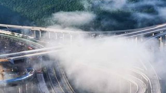 京昆高速扩容项目广元周家河枢纽互通为对角象限双环式互通，既是广绵段的起点，也是汉广段的终点。#京昆高