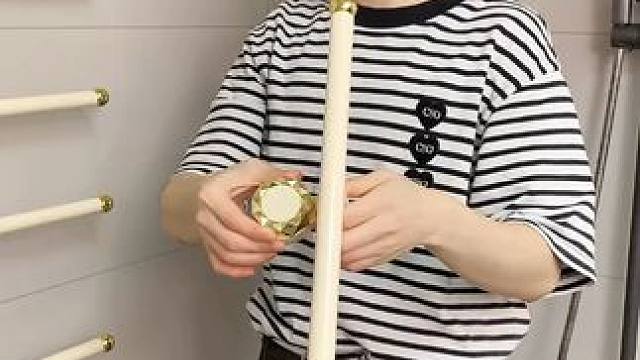 吸盘伸缩拖鞋架 不用打孔粘胶就能上墙固定的拖鞋架，可伸缩的设计，足够收纳全家人的拖鞋，不占地方，还能